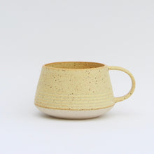 Indlæs billede til gallerivisning Retro-rillekop med hank, RETRO-GUL