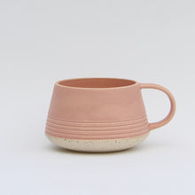 Indlæs billede til gallerivisning Retro-rillekop med hank, LYSERØD med lysnistret bund