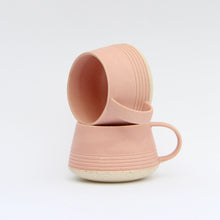 Indlæs billede til gallerivisning Retro-rillekop med hank, LYSERØD med lysnistret bund