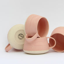 Indlæs billede til gallerivisning Retro-rillekop med hank, LYSERØD med lysnistret bund