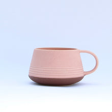 Indlæs billede til gallerivisning Retro-rillekop med hank, LYSERØD, rødbrun bund