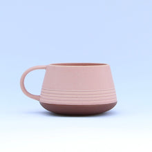 Indlæs billede til gallerivisning Retro-rillekop med hank, LYSERØD, rødbrun bund