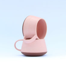 Indlæs billede til gallerivisning Retro-rillekop med hank, LYSERØD, rødbrun bund