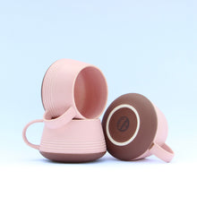 Indlæs billede til gallerivisning Retro-rillekop med hank, LYSERØD, rødbrun bund