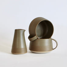 Indlæs billede til gallerivisning Retro-rillekop med hank, JÆGERGRØN