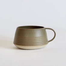 Indlæs billede til gallerivisning Retro-rillekop med hank, JÆGERGRØN