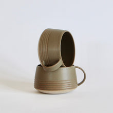 Indlæs billede til gallerivisning Retro-rillekop med hank, JÆGERGRØN